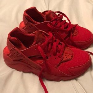 Nike Triple Red Huaraches! Size 6.5 boys-8WMN